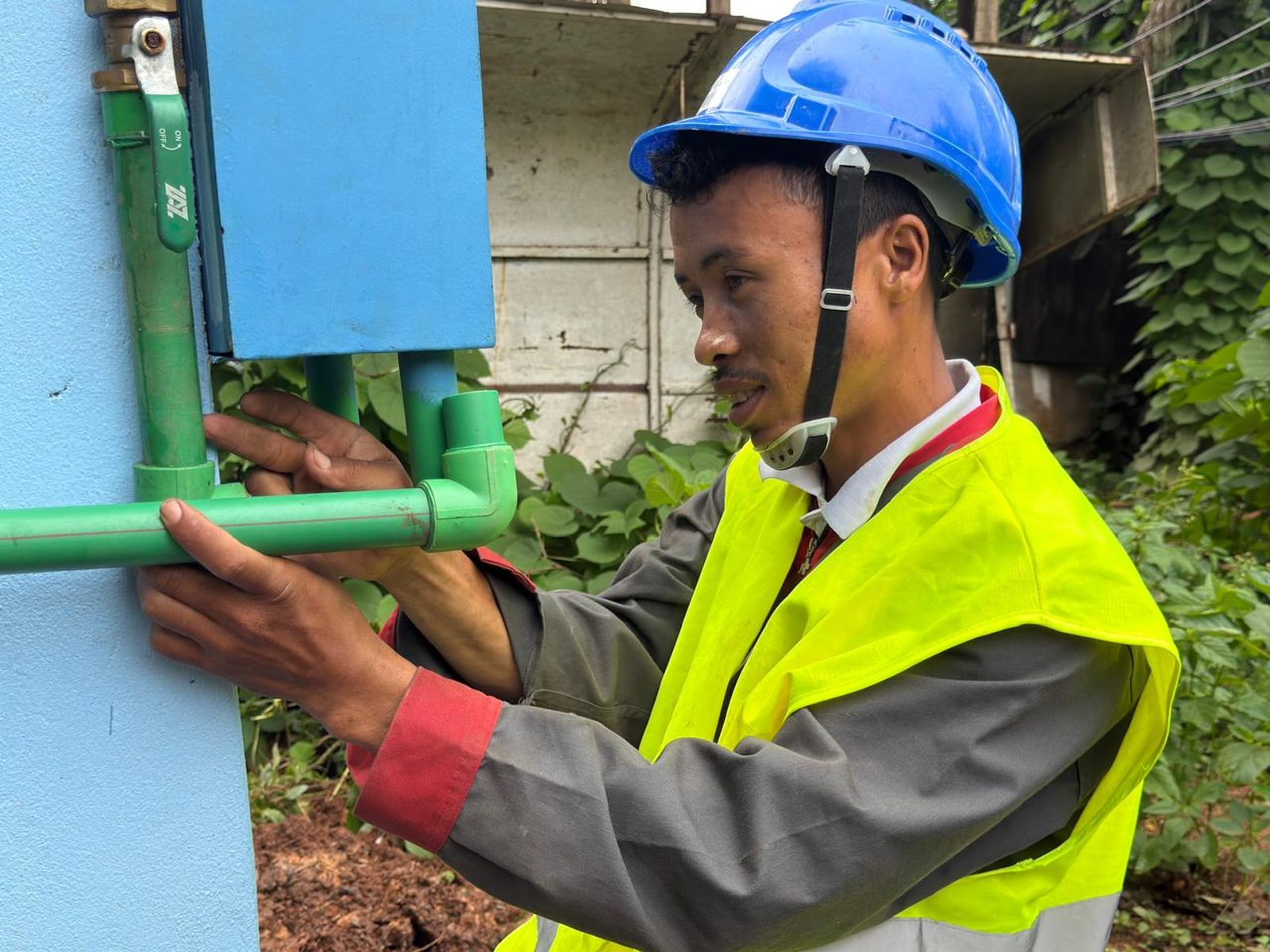 Endur'O piped-water kiosk in use